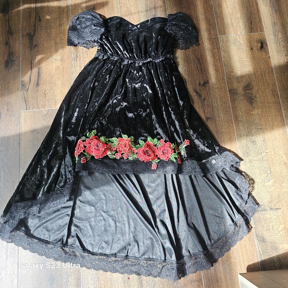 Elegant Black Velvet Dress with Floral Accents - Picture 9 of 11